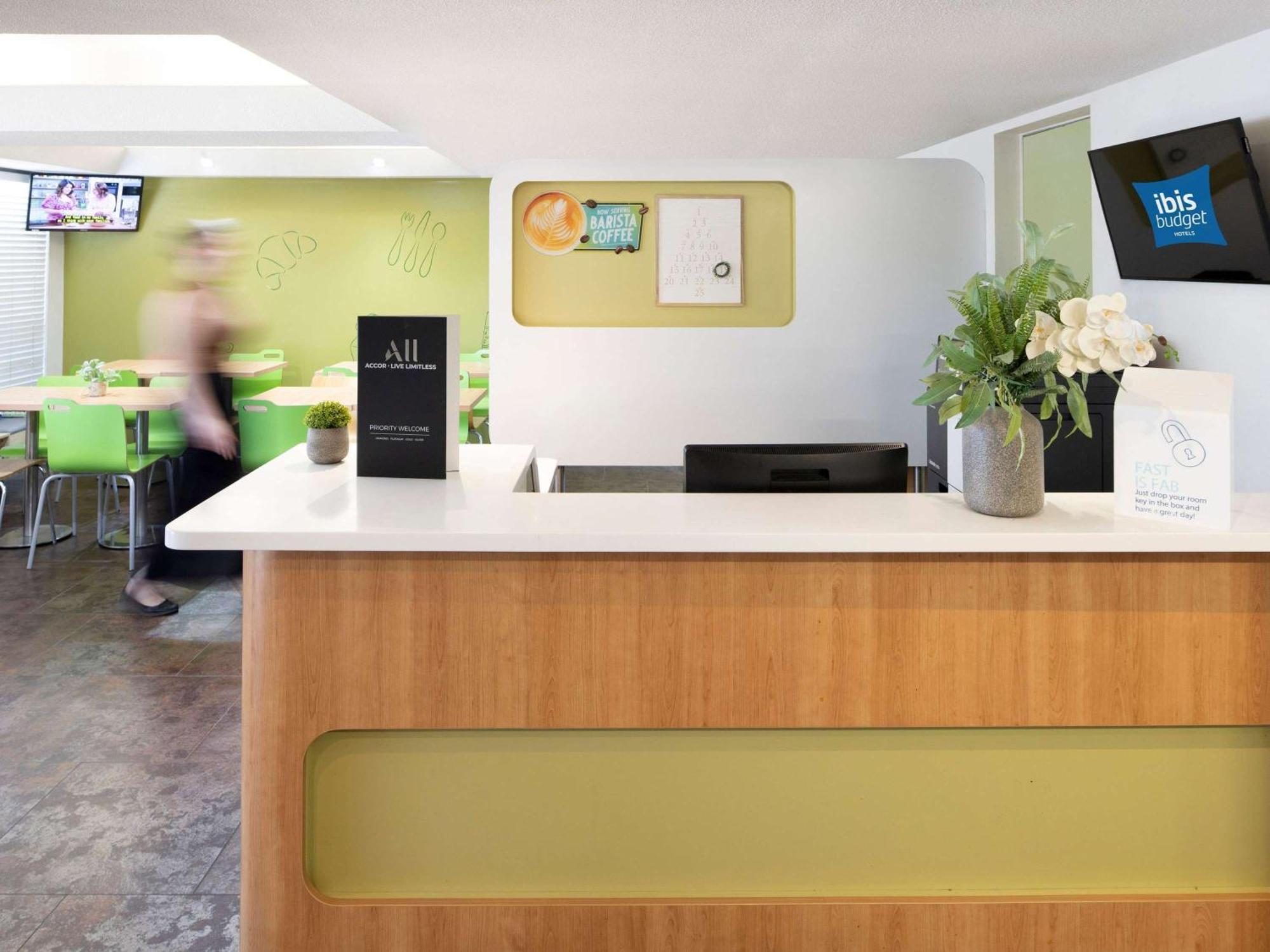 Ibis Budget Camberra Exterior foto