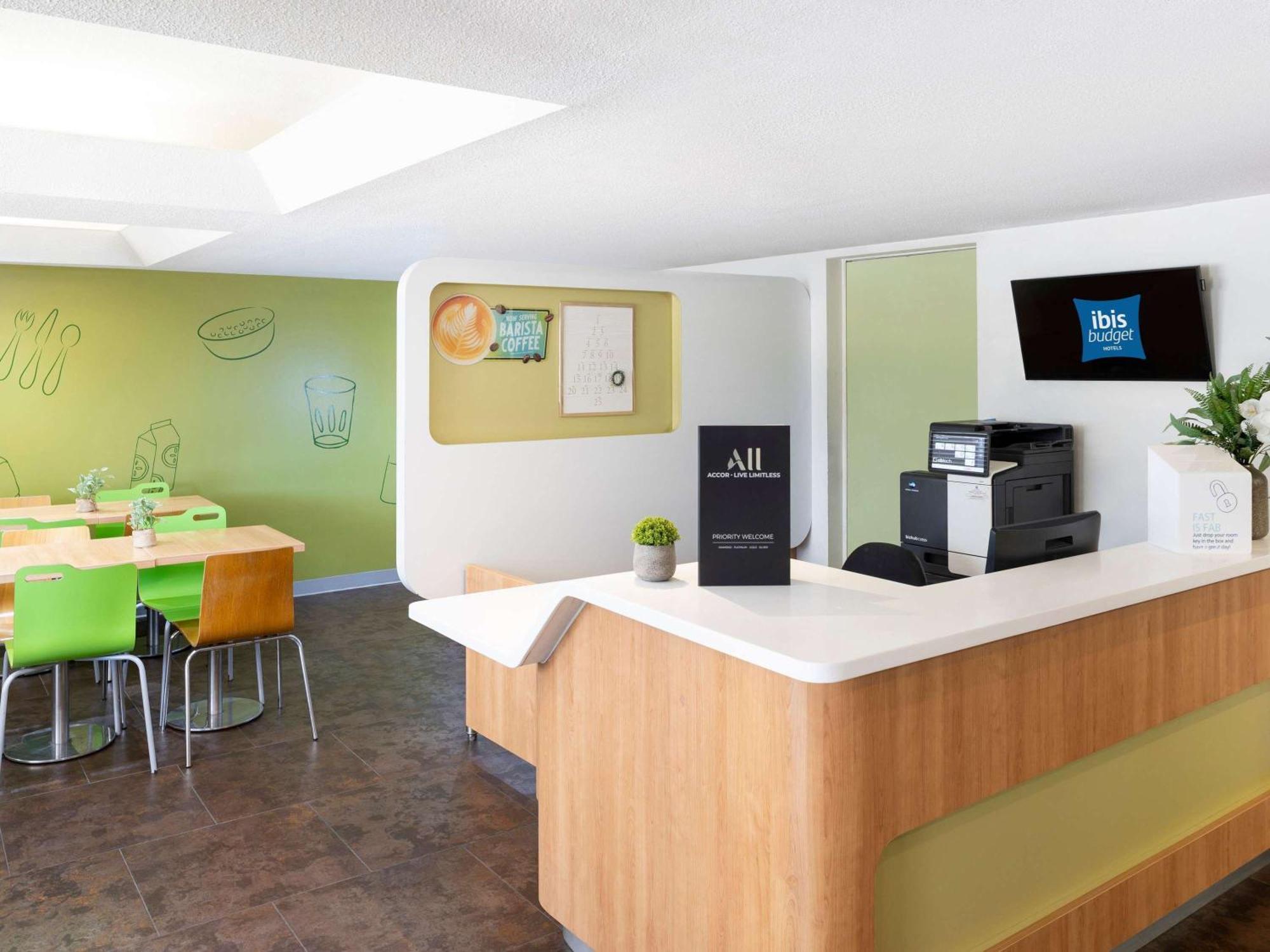Ibis Budget Camberra Exterior foto