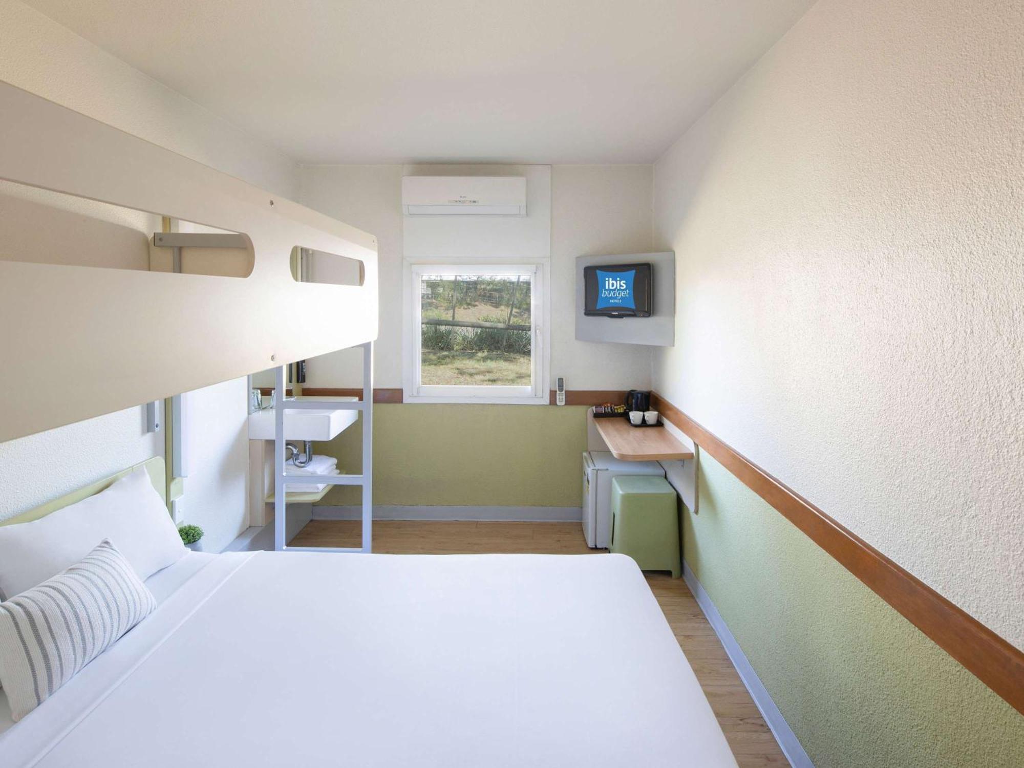 Ibis Budget Camberra Exterior foto