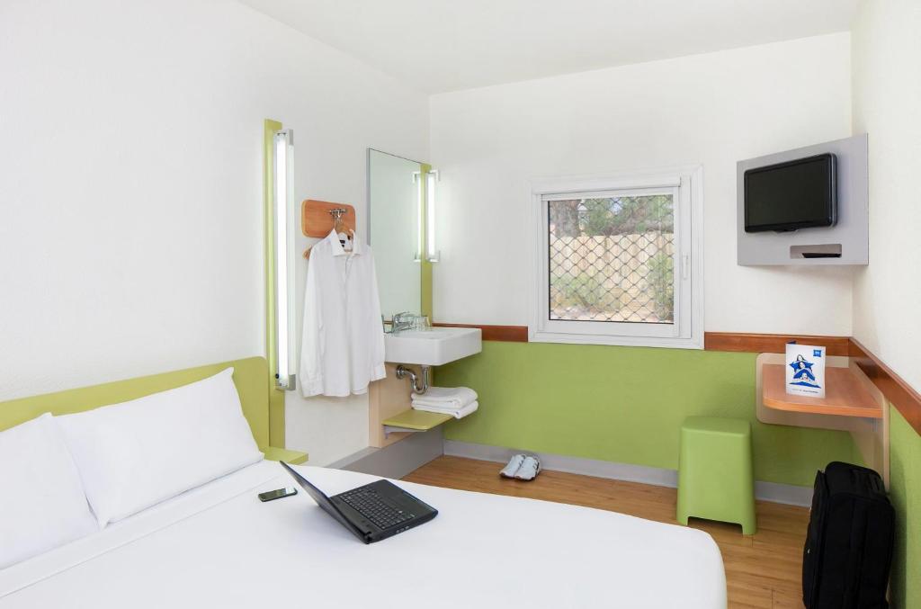 Ibis Budget Camberra Exterior foto