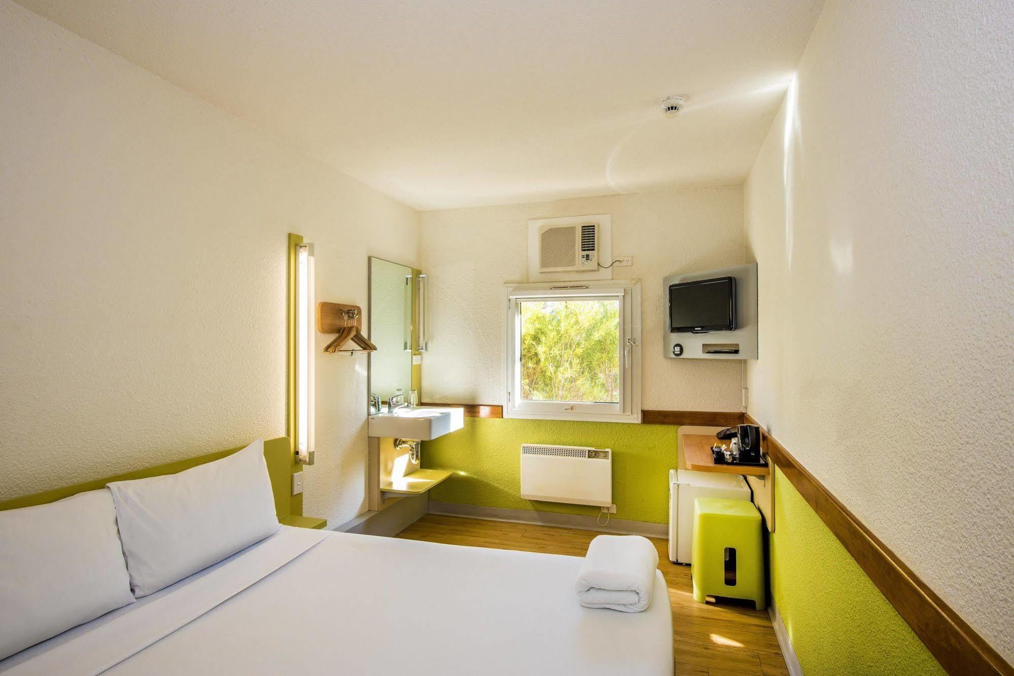 Ibis Budget Camberra Exterior foto