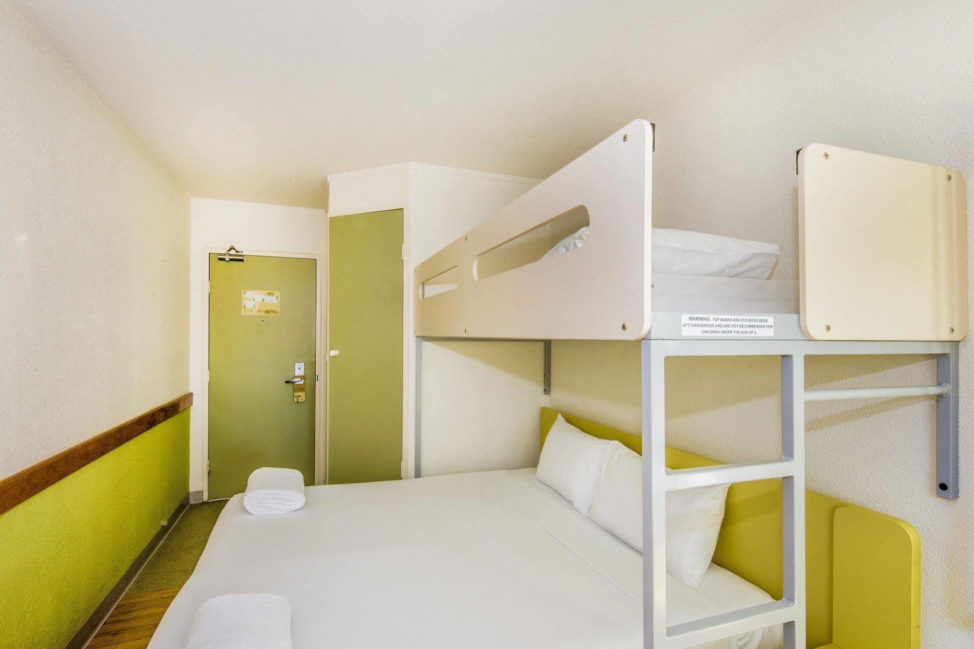 Ibis Budget Camberra Exterior foto