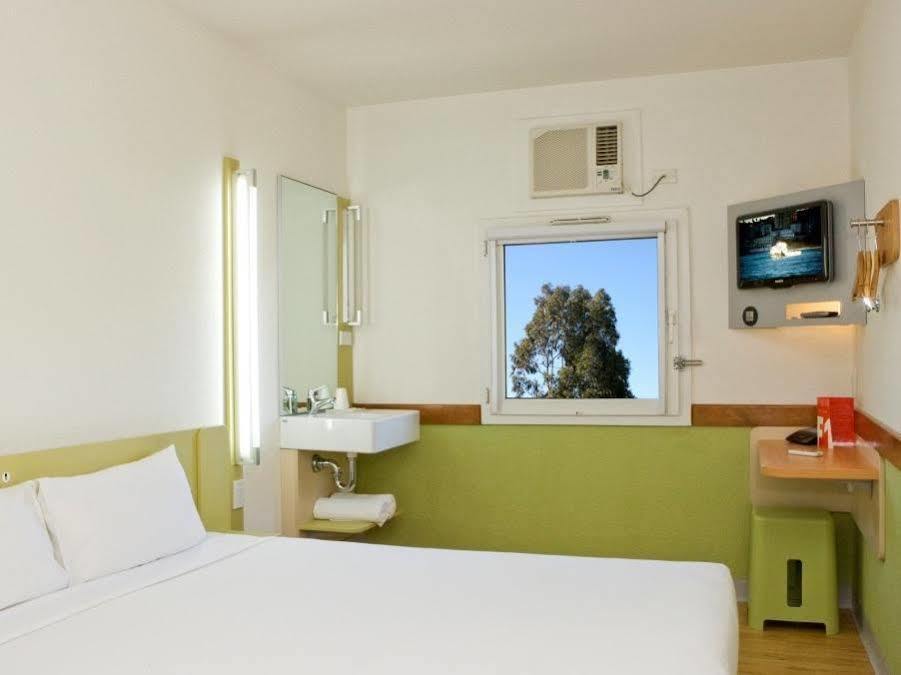 Ibis Budget Camberra Exterior foto
