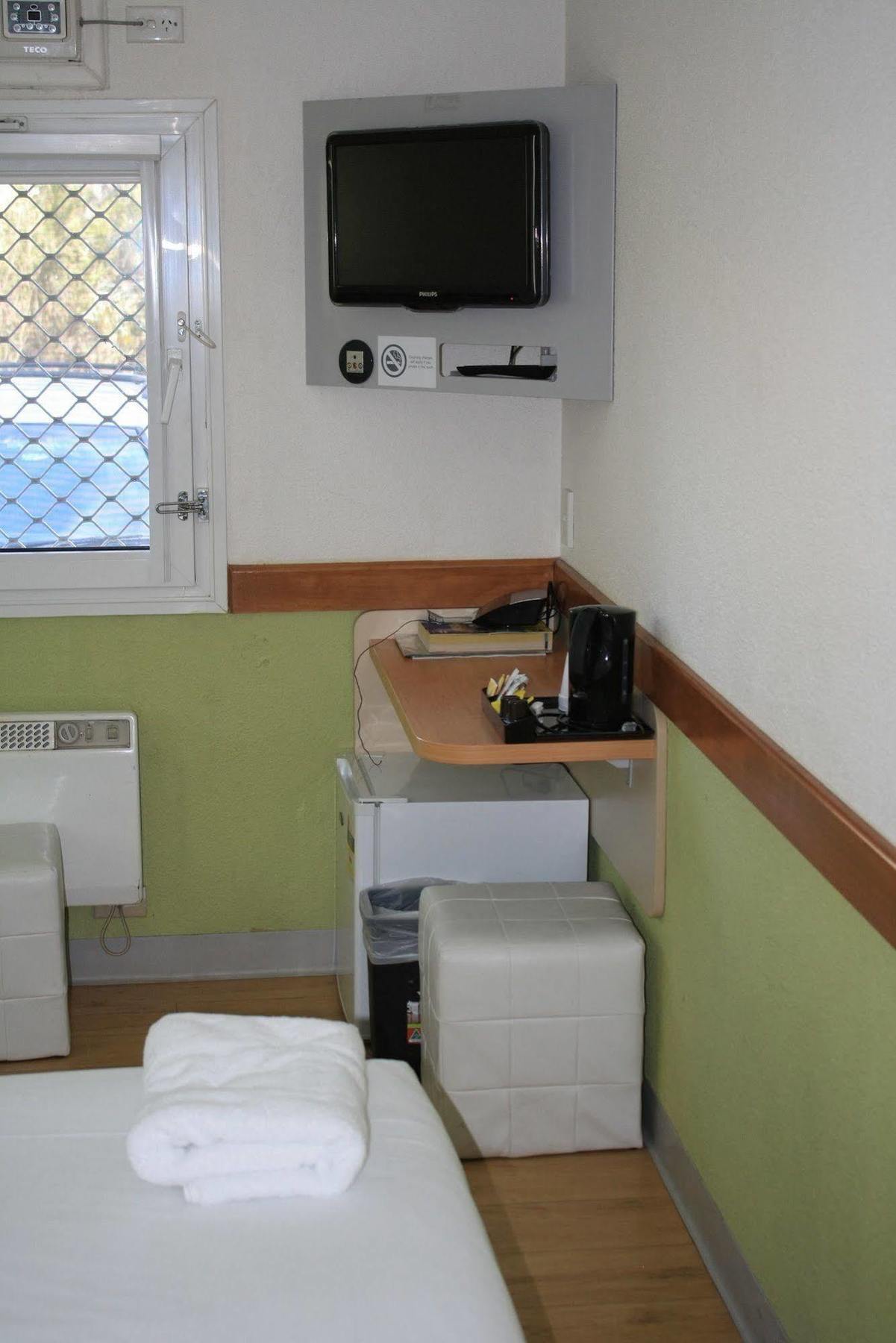 Ibis Budget Camberra Exterior foto