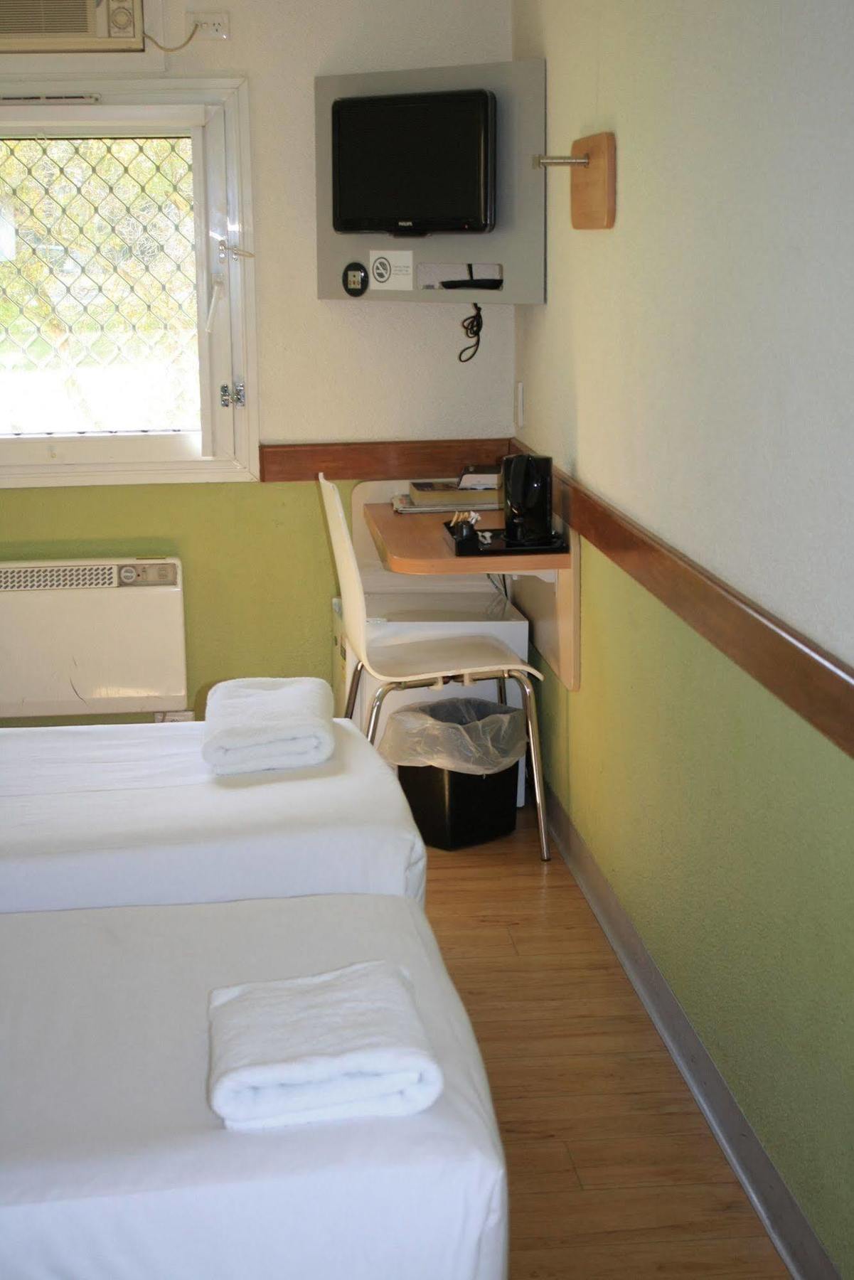 Ibis Budget Camberra Exterior foto