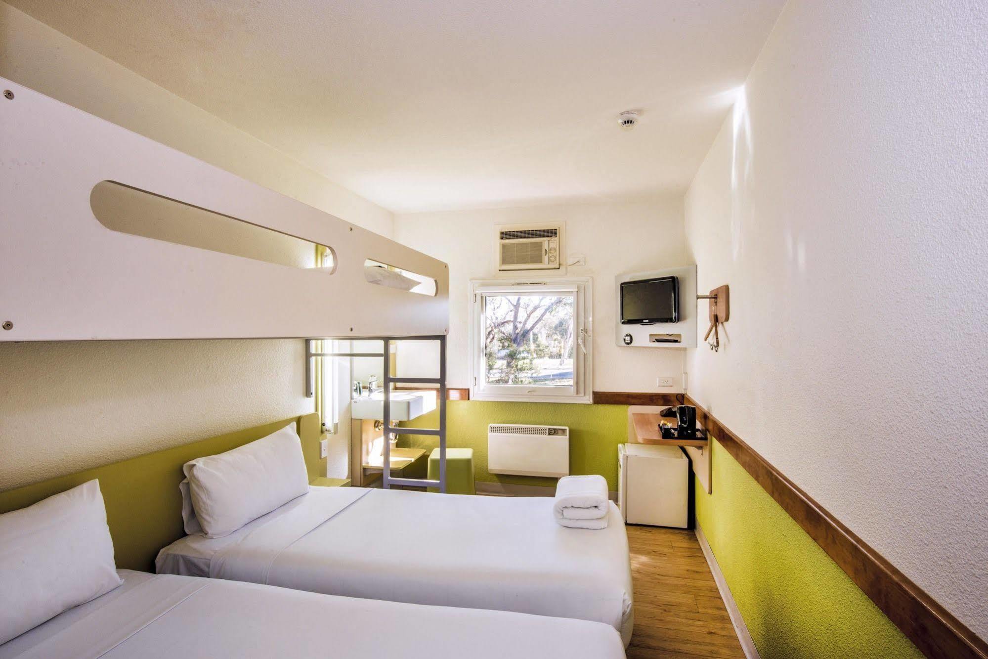 Ibis Budget Camberra Exterior foto