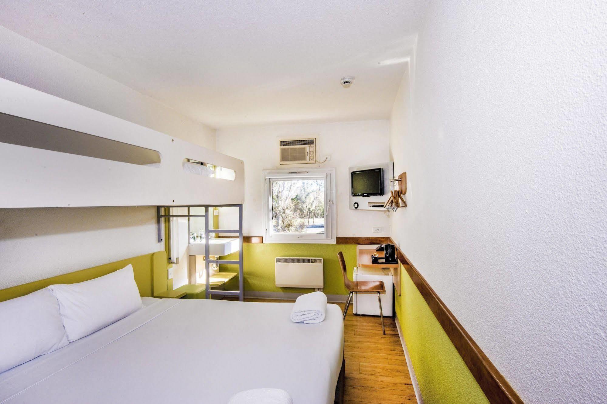 Ibis Budget Camberra Exterior foto