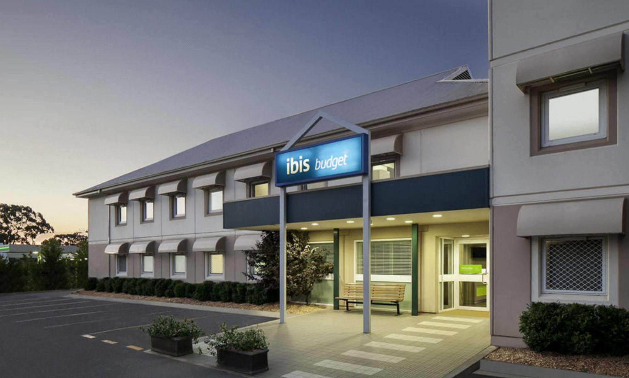 Ibis Budget Camberra Exterior foto